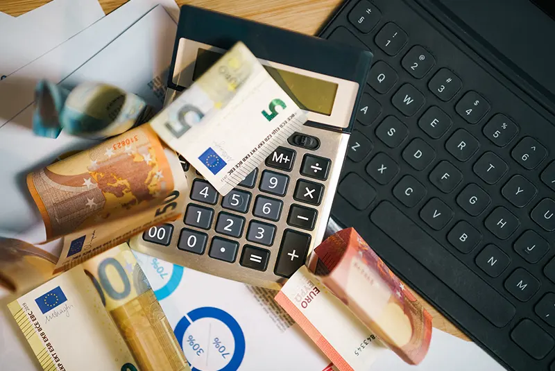 Currency Risks in International Debt Recovery